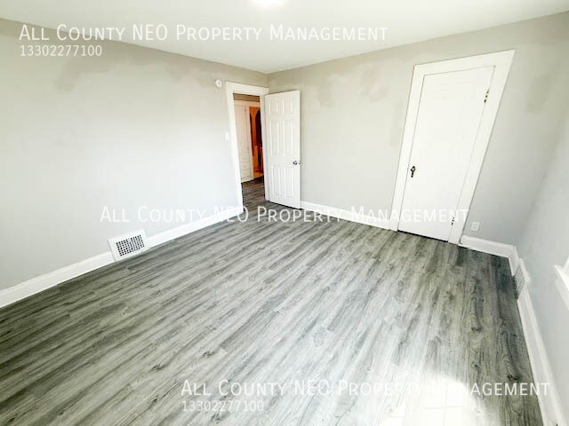 Building Photo - 900 Roslyn Ave SW