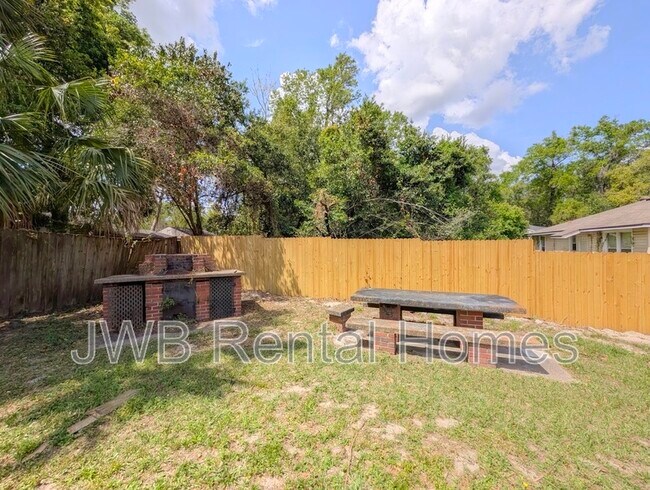 Building Photo - 646 Stanwick Rd