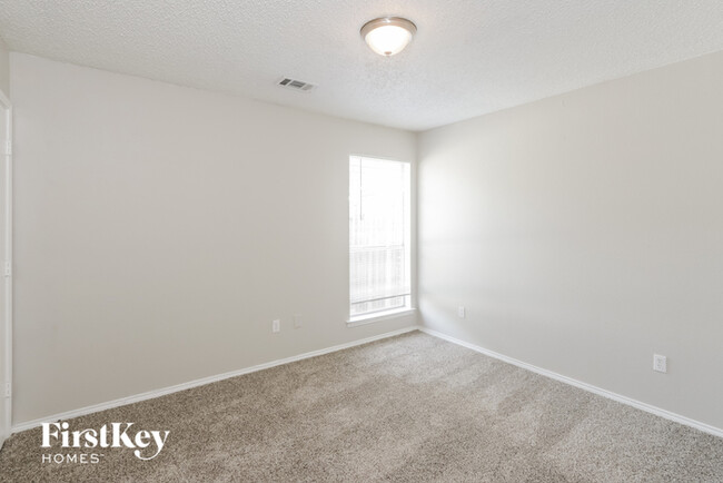 Building Photo - 2500 Crystal Falls Dr