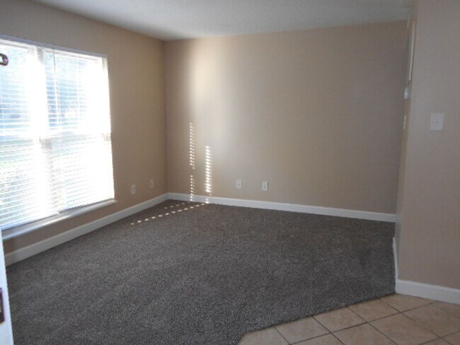 Building Photo - 2 bedroom, 1 bath condo in downtown Conway