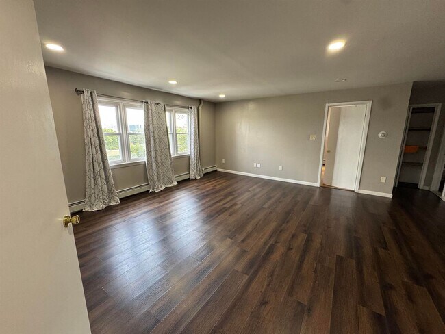Building Photo - 27 Overpeck Ave