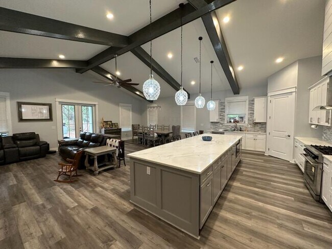 Building Photo - 104 Second Ave SW