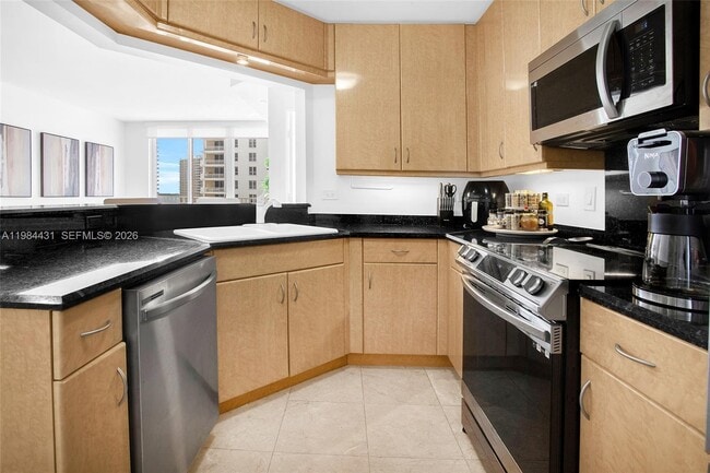 Building Photo - 801 Brickell Key Blvd