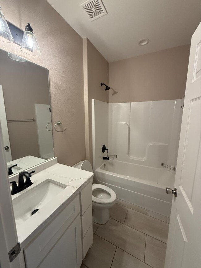 Building Photo - 267 NE Ave F