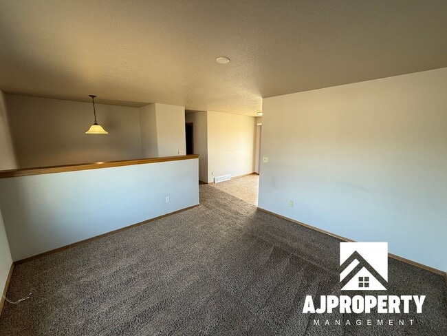Building Photo - 409 Cottonwood Dr