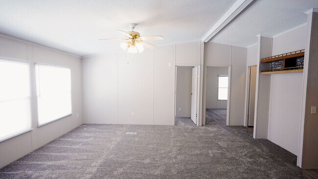 Building Photo - 210 N Walnut St