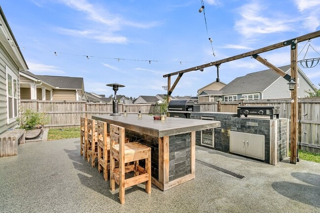Building Photo - Beautiful Single Story Home Full of Upgrad...