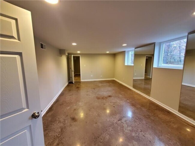 Building Photo - 4615 Mystic Dr NE