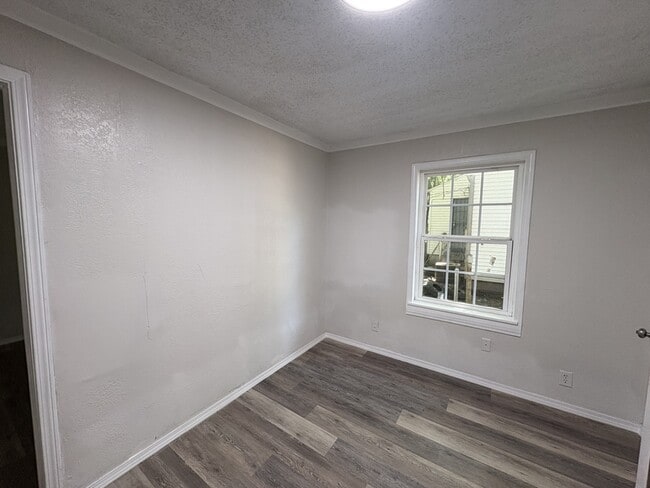 Building Photo - 4647 N Hartford Ave