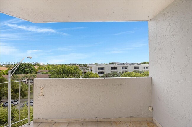 Building Photo - 1750 W 46th St