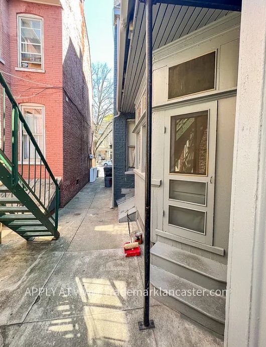 Building Photo - 132 College Ave