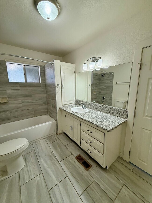 Building Photo - 3 Bedroom 1 Bath House!