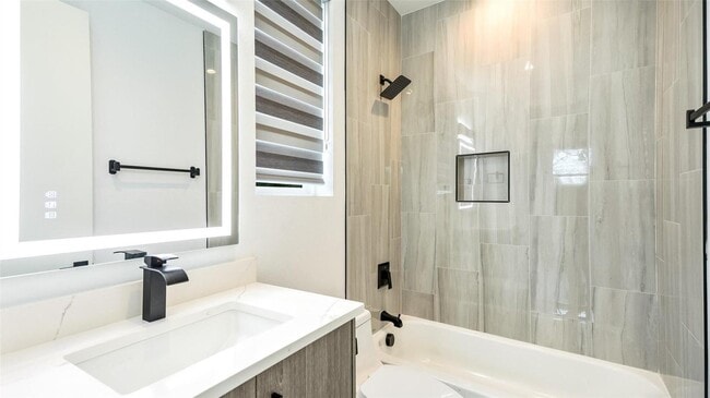 Building Photo - 2318 Arroyo Ave