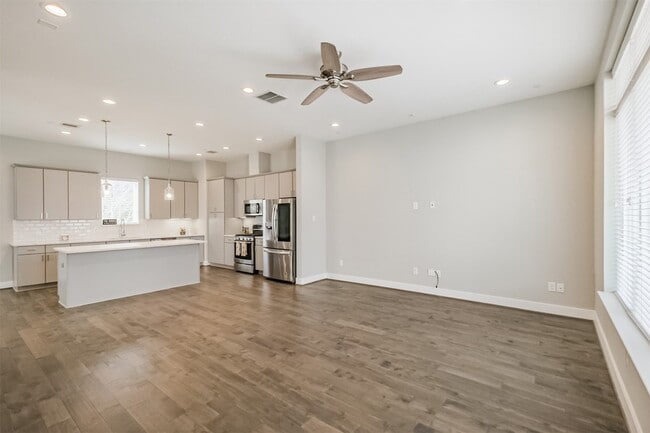 Building Photo - 1305 Mayfair Clarkson Ln