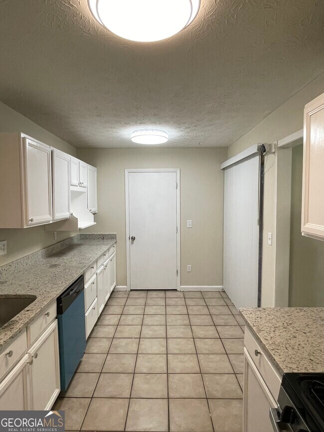 Building Photo - 1530 Pin Oak Ln SE