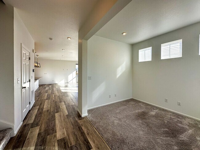 Building Photo - CORNER 3bd 2.5ba paired home in Trails Edge!