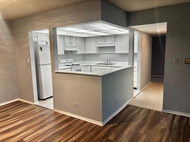 Building Photo - 350 Plum Creek Dr