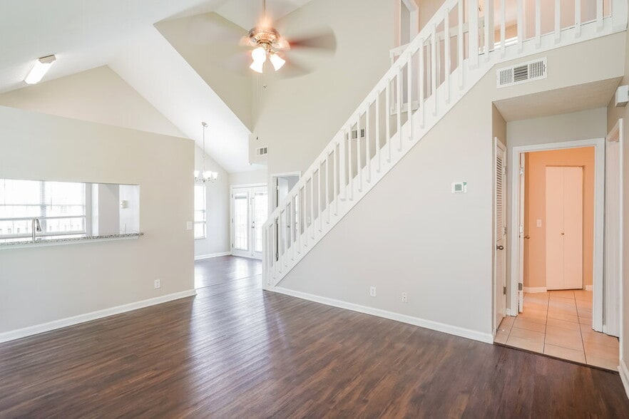 Building Photo - 909 Bexhill Ct S