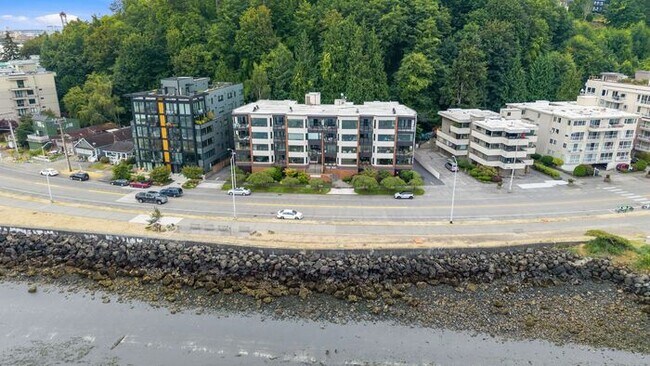 Building Photo - Enormous Waterfront Alki Condo w/ Stunning Views