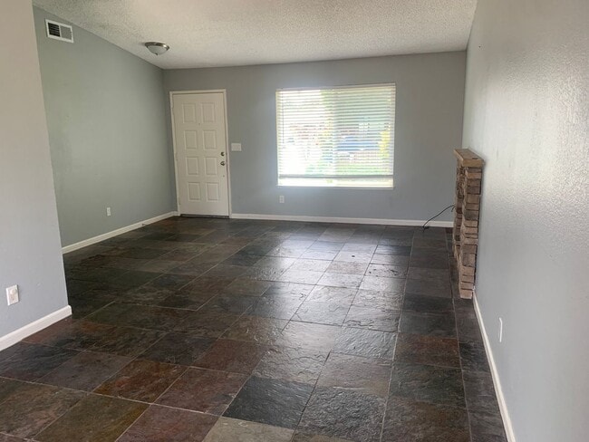 Building Photo - Just reduced to $2595 for immediate move in!