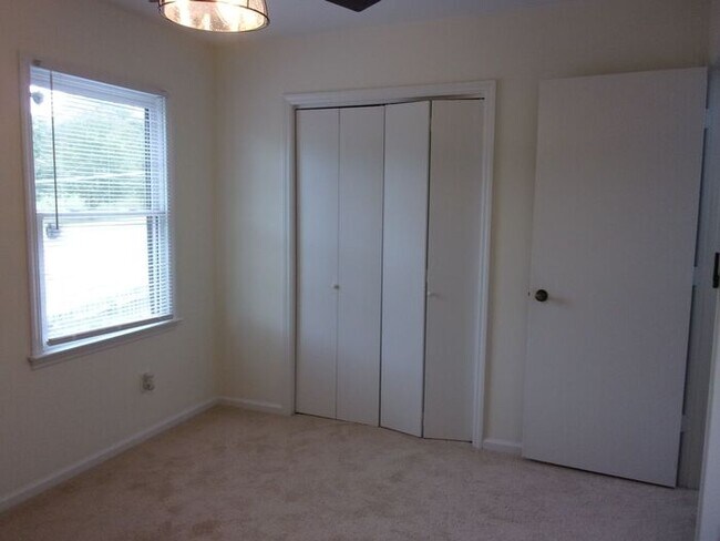 Building Photo - Fully Renovated 2 Bedroom 1 1/2 Bath Townh...