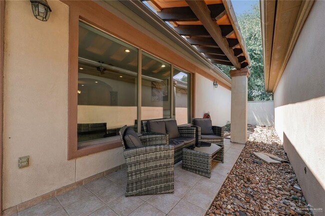 Building Photo - 21 E Thornhill Ave