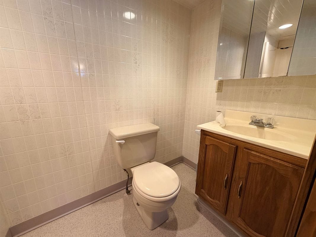 Building Photo - 98 Ledge Hill Rd