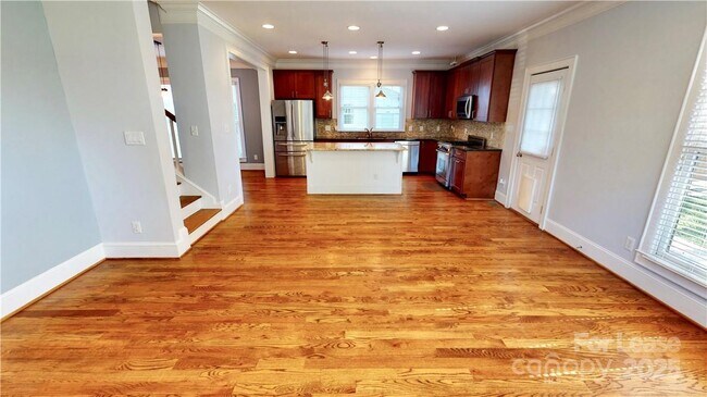 Building Photo - 2213 Roslyn Ave