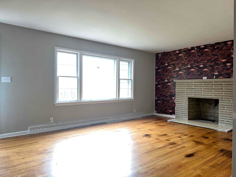 Building Photo - 1760 Tonawanda Ave