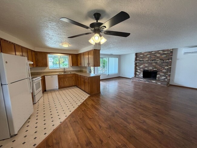 Building Photo - 3 Bedroom 2 Bath Single Family House