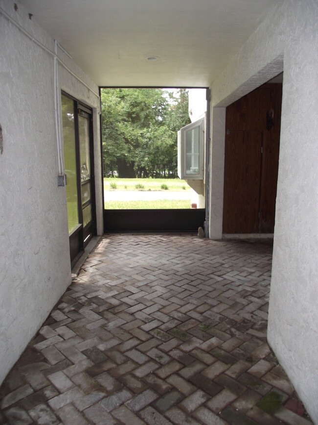 Building Photo - Close proximity to Lake Wauburg & Payne's ...