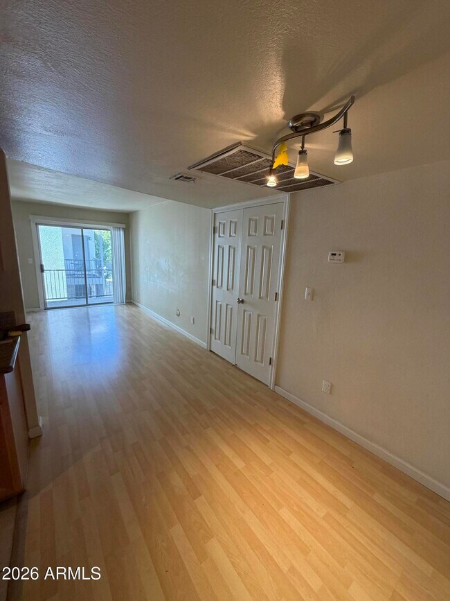 Building Photo - 740 W Elm St