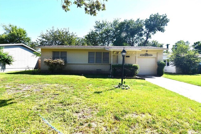 Primary Photo - Comfortable Living Minutes from White Rock...