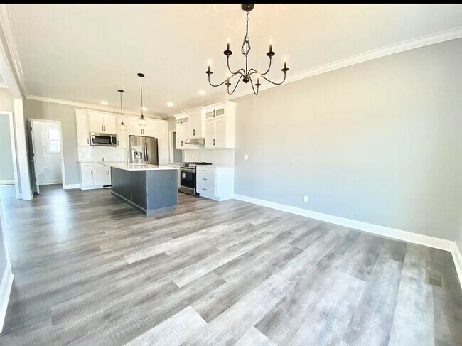 Building Photo - 4 Bed 2 bath with 3 car attached garage