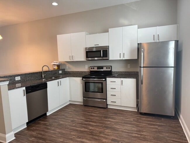 Building Photo - Downtown Central Location 2/2 Townhome with fenced yard and garage