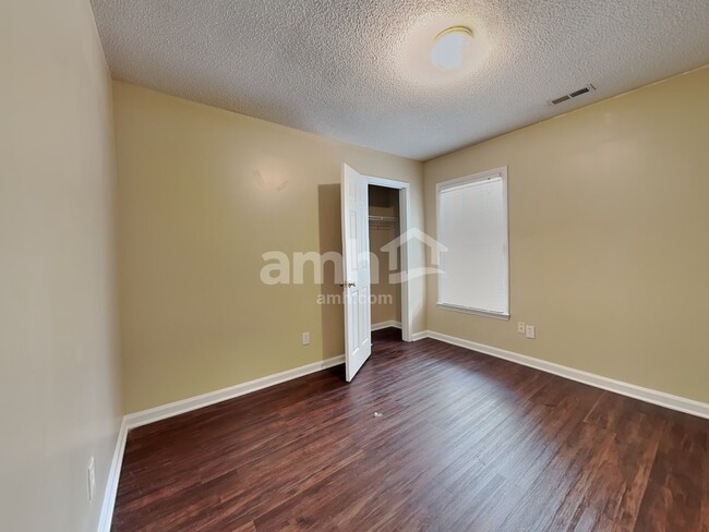 Building Photo - 601 Crossing Dr