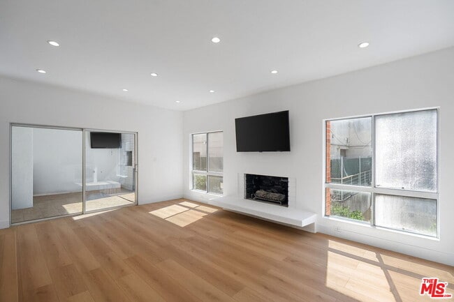 Building Photo - 4807 Woodley Ave