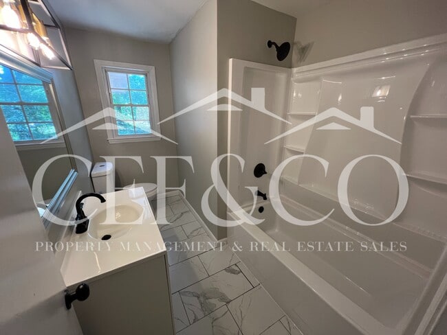 Building Photo - 421 Zellen Dr