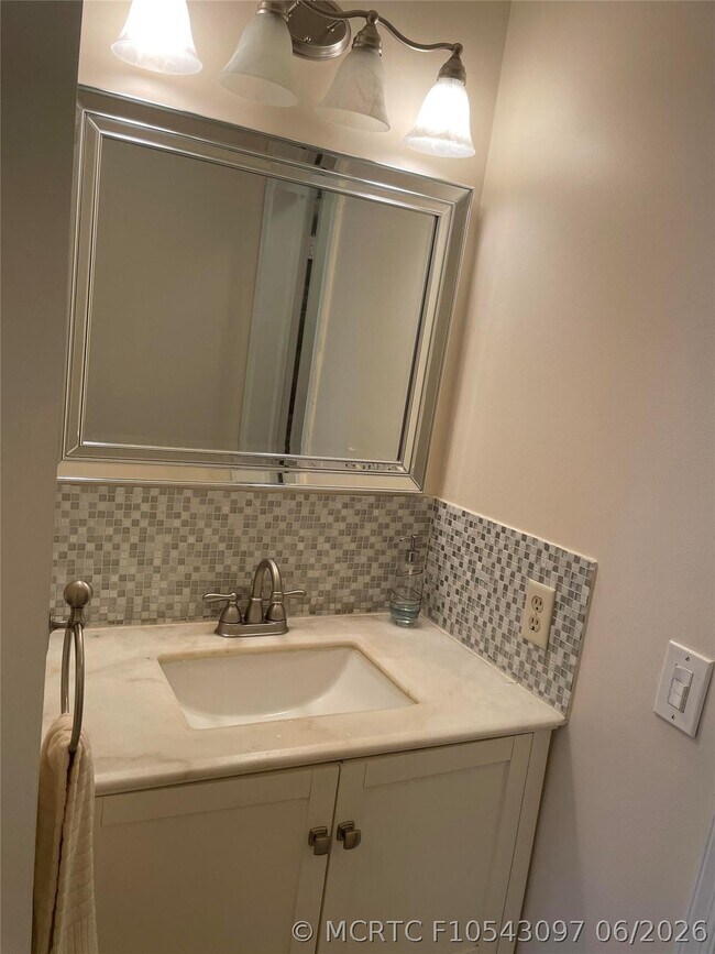 Building Photo - 6407 Bay Club Dr