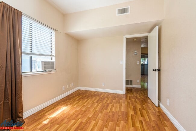 Building Photo - Lovely Condo | Garage | A/C | In-Unit Laundry