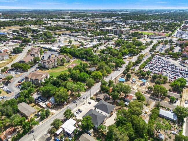 Building Photo - FULLY FURNISHED 3/3 Townhome in Bobcat Vil...
