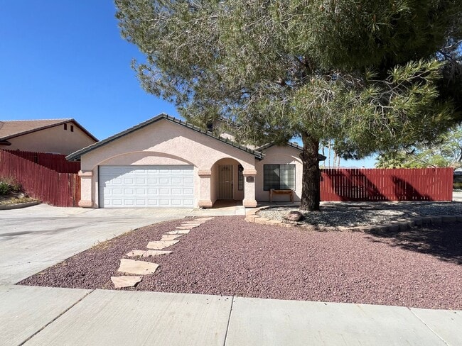 Building Photo - 3 Bedroom 2 Bathroom House with Swimming P...