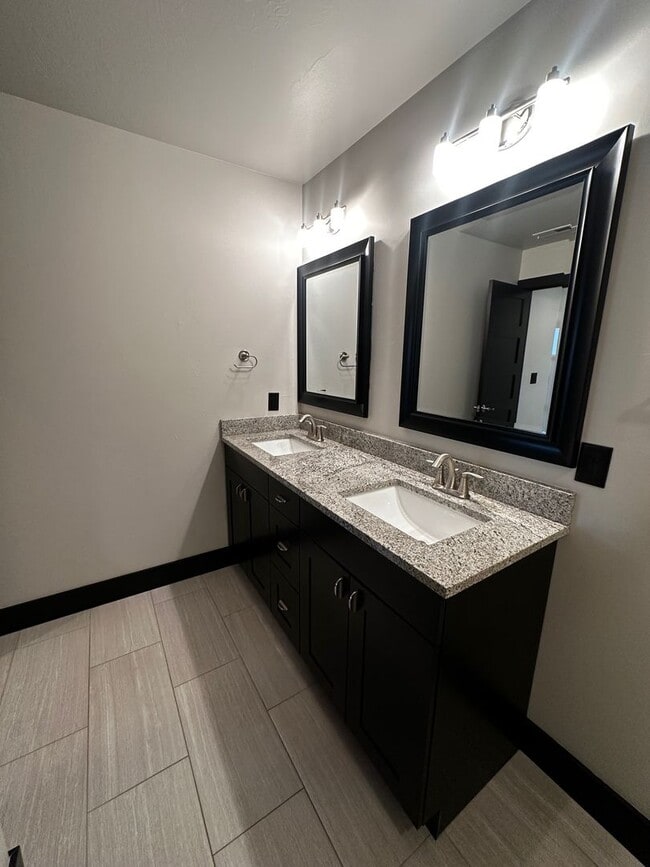Building Photo - Gorgeous modern 5 bedroom - Minutes from MSU!