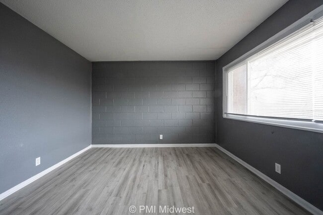 Building Photo - Cozy 2 Bedroom Apartment in Indianapolis with Spacious Layout and Convenient Location