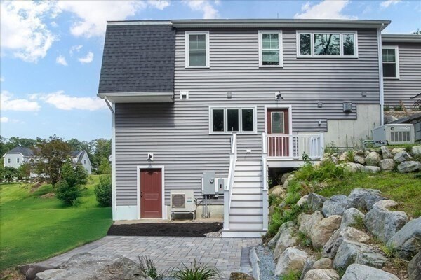 Building Photo - 14 Norway Farms Dr