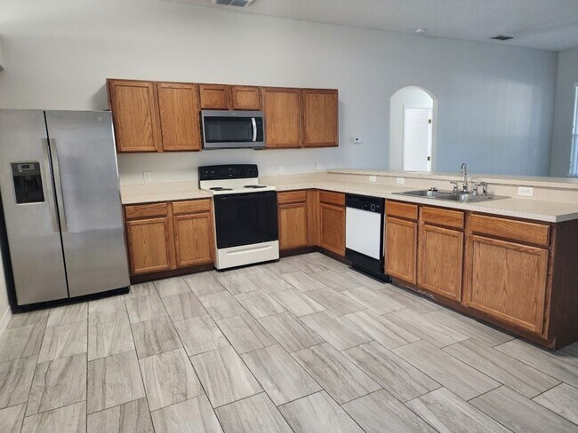 Building Photo - 4/2 Contemporary Style house