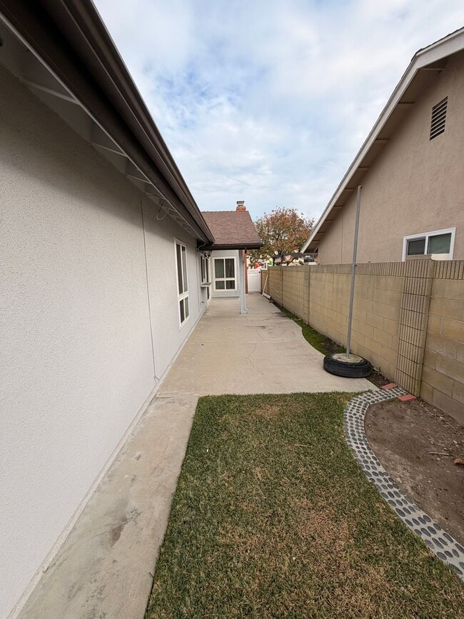 Building Photo - Remodeled 3 Bedroom Cerritos House For Rent with Central AC!