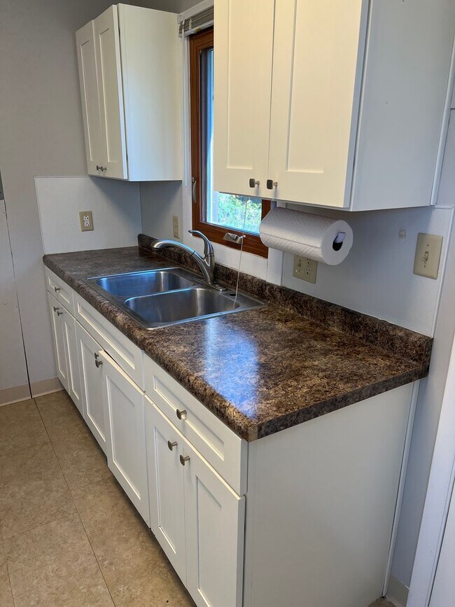 Building Photo - Don't miss out on this cozy home!