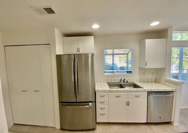 Building Photo - Fabulous Canyon Meadows Condo - Move-In Re...