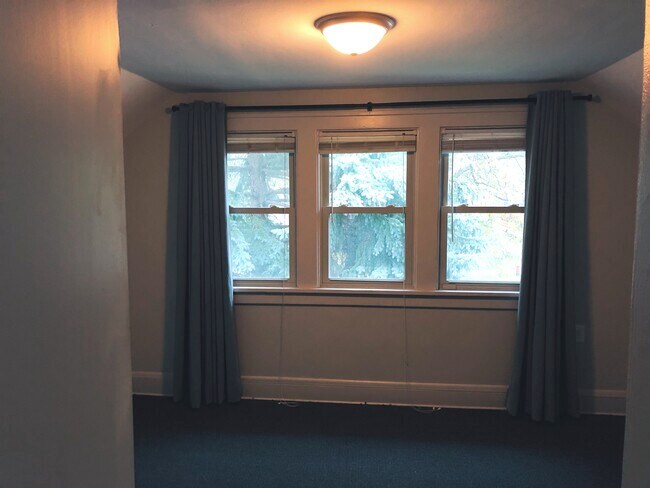 Building Photo - 1026 E Auer Ave